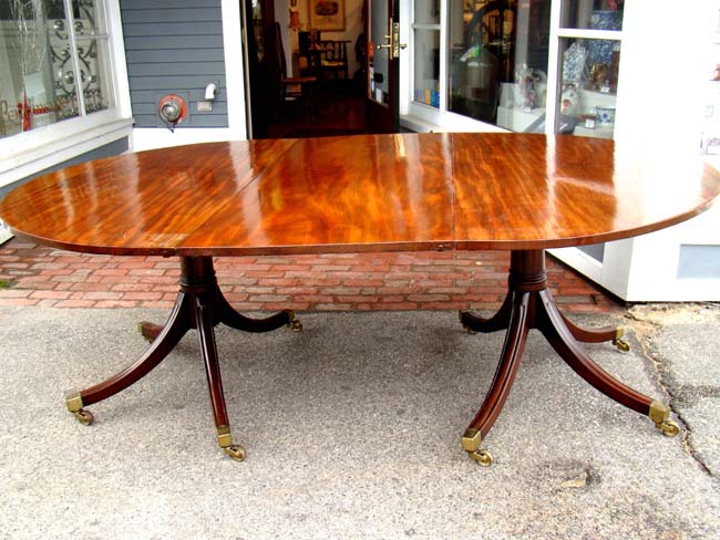 A gorgeous English Regency period (circa 1810-1820) two pedestal mahogany dining table — image 3
